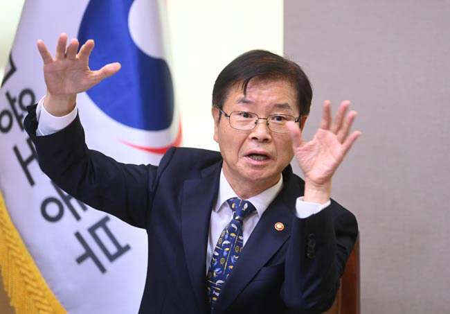 이정식 고용노동부 장관이 지난 5일 서울고용노동청 대회의실에서 지속 가능한 경제를 위해선 노동시장 이중 구조 개선이 필요하다고 강조하고 있다.  김선규 선임기자