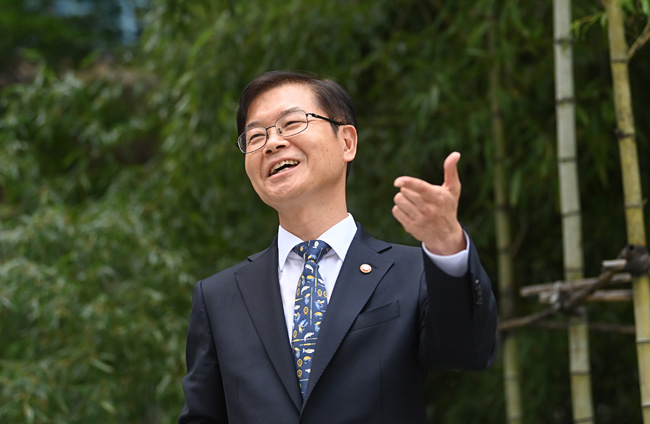 이정식 고용노동부 장관이 지난 5일 서울 중구 서울고용노동청 앞에서 젊은 세대를 위한 노동시장 개혁 필요성을 언급하고 있다.  김선규 선임기자