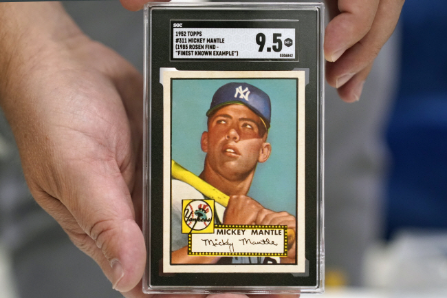 최근 미국 경매시장에서 스포츠 카드가 큰 인기를 끌고 있는 가운데 역대 스포츠 기념품 관련 최고가인 1260만 달러에 거래된 MLB 전설 미키 맨틀 카드.