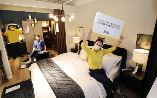 이케아 코리아 직원들이 쇼룸에서 이케아의 새로운 수납 제품을 소개하고 있다. 이케아 코리아 제공.