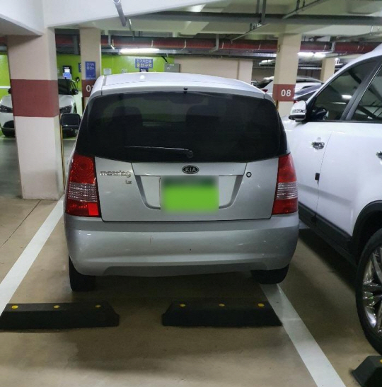 주차선을 넘어 옆차 운전석에 바짝 붙어 주차된 경차량. 온라인 커뮤니티 캡처