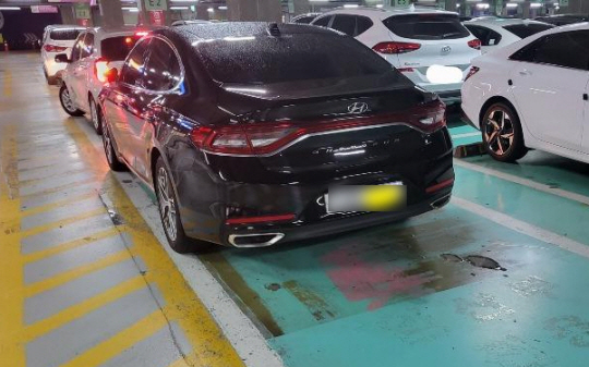 뒤쪽 주차구역을 과도하게 침범한 채 주차된 승용차. 온라인 커뮤니티 캡처