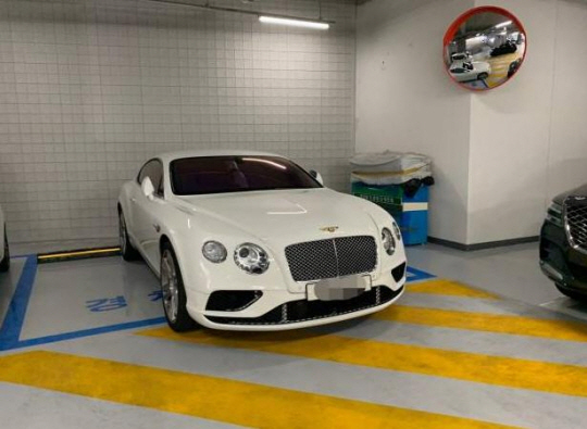 경차 구역에 주차된 대형 승용차량. 온라인 커뮤니티 캡처