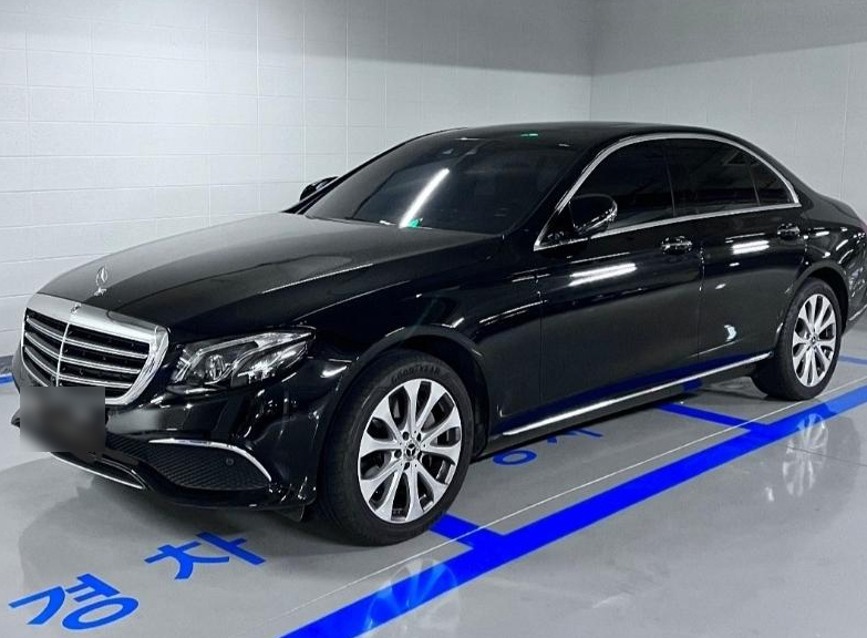 경차 구역 3칸을 차지한 채 가로로 주차돼 있는 대형 승용차량. 온라인 커뮤니티 캡처