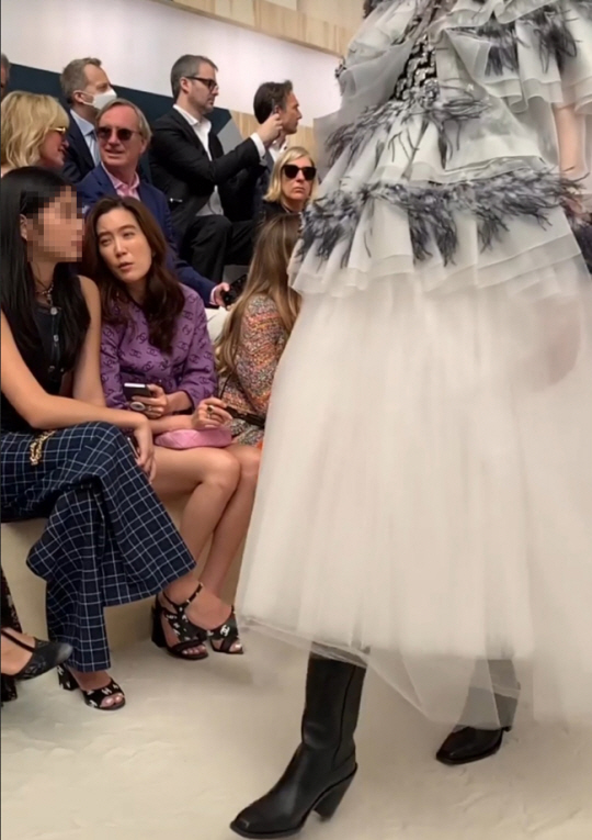 임세령(왼쪽 두번째) 대상그룹 부회장이 딸 이원주 양과 7월 5일 프랑스 파리에서 열린 샤넬 패션쇼를 관람하고 있다. 이 양은 이재용 삼성전자 부회장의 장녀다. 라디카 존스 인스타그램 캡처