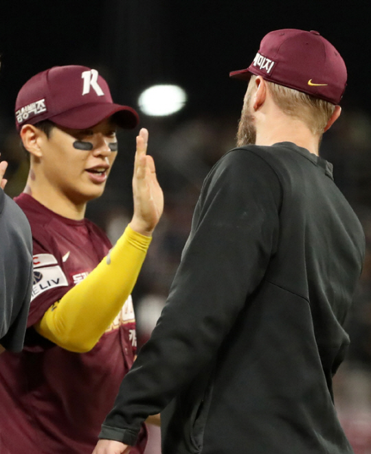 14일 광주기아챔피언스필드에서 열린 프로야구 2022 KBO리그 키움 히어로즈와 KIA 타이거즈의 경기에서 승리투수가 된 키움 요키시와 결승타의 주인공 송성문이 승리 하이파이브하고 있다. 연합뉴스