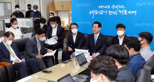 김영록 전남지사가 지난 13일 오전 도청 기자실에서 초강력 레이저 연구시설 구축 등 도정 주요현안에 대해 설명하고 있다. 전남도청 제공