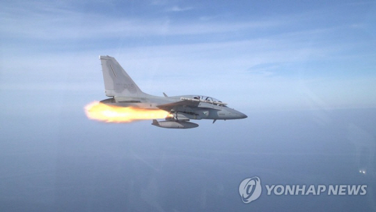 FA-50에서 공대지 미사일인 AGM-65G(매버릭)가 발사되고 있다. 연합뉴스