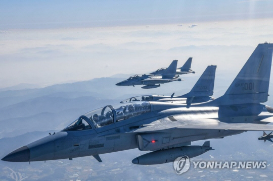 국산 경공격기 FA-50 편대 비행 모습. 이번주말  폴란드에 49대 수출 정식계약이 체결될 가능성이 높다. 연합뉴스
