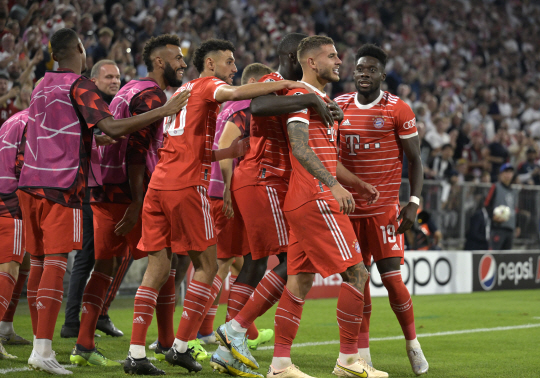 바이에른 뮌헨이 14일 오전(한국시간) 독일 뮌헨의 알리안츠 아레나에서 열린 UEFA 챔피언스리그 C조 조별리그 2차전에서 후반 5분 선제골을 넣은 후 기쁨을 나누고 있다. AP뉴시스