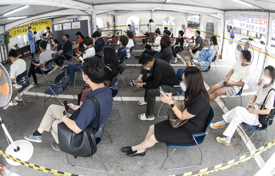 14일 오전 서울 강남구보건소 선별진료소에서 시민들이 코로나19 검사를 받기 위해 대기하고 있다. 뉴시스