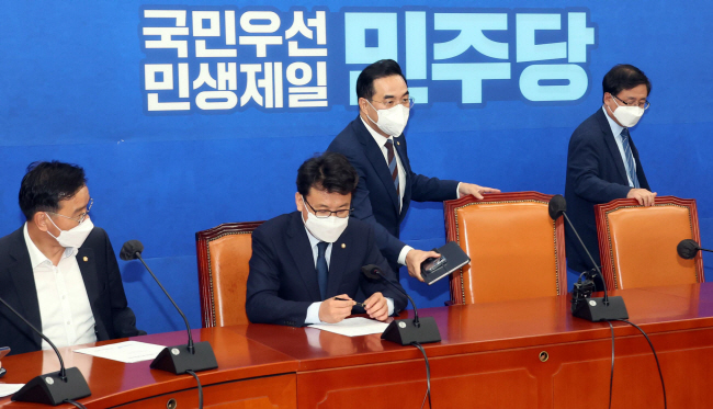 ‘노란봉투법’ 입법공조에 들어간 더불어민주당의 박홍근 원내대표가 15일 오전 국회에서 열린 정책조정회의에 참석하기 위해 자리에 앉고 있다. 왼쪽부터 위성곤 원내정책수석부대표, 진성준 원내수석부대표, 박 원내대표, 김성환 정책위의장. 국회사진기자단