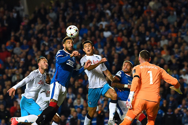 SSC 나폴리의 김민재(가운데)가 15일 오전(한국시간) 영국 스코틀랜드 글래스고의 아이브록스 스타디움에서 열린 UEFA 챔피언스리그 A조 조별리그 2차전에서 제공권 확보를 위해 레인저스 선수들과 몸싸움을 벌이고 있다.  AFP 연합뉴스