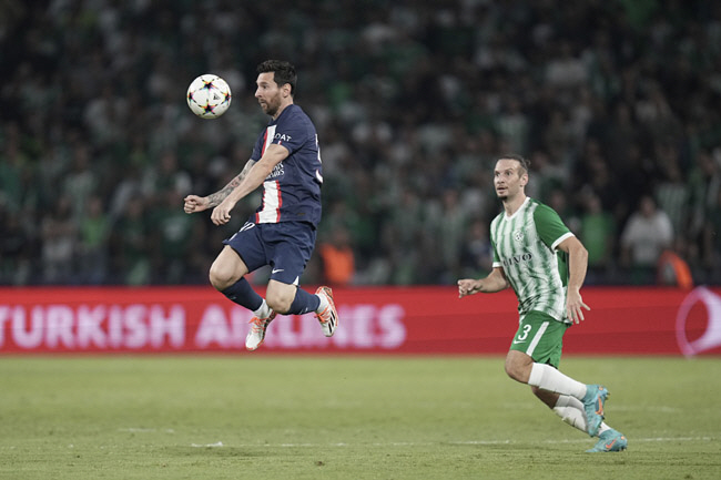 파리 생제르맹의 리오넬 메시(왼쪽)가 15일 오전(한국시간) 이스라엘 하이파의 사미 오페르 스타디움에서 열린 UEFA 챔피언스리그 H조 조별리그 2차전에서 점프 후 가슴으로 공을 트래핑하고 있다.  AP 뉴시스