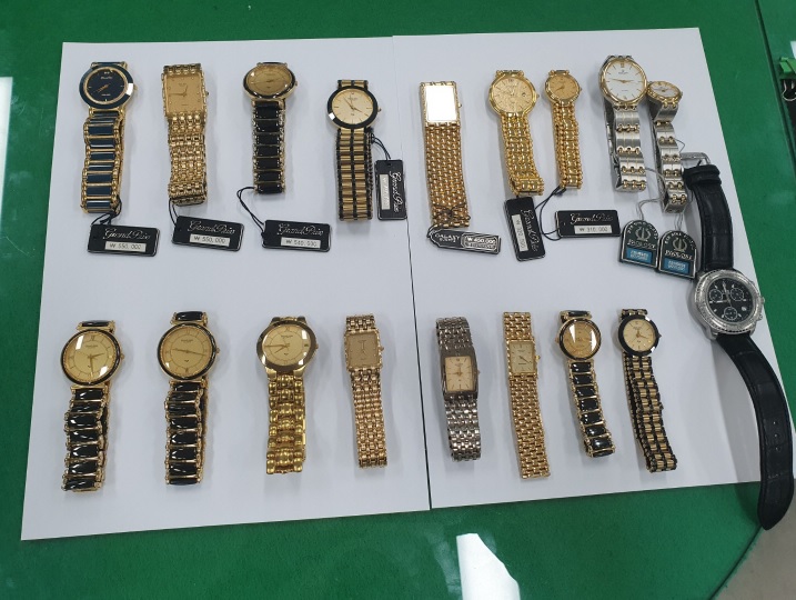 대전 중부서가 절도범들로부터 회수한 도난 귀금속 증거품.