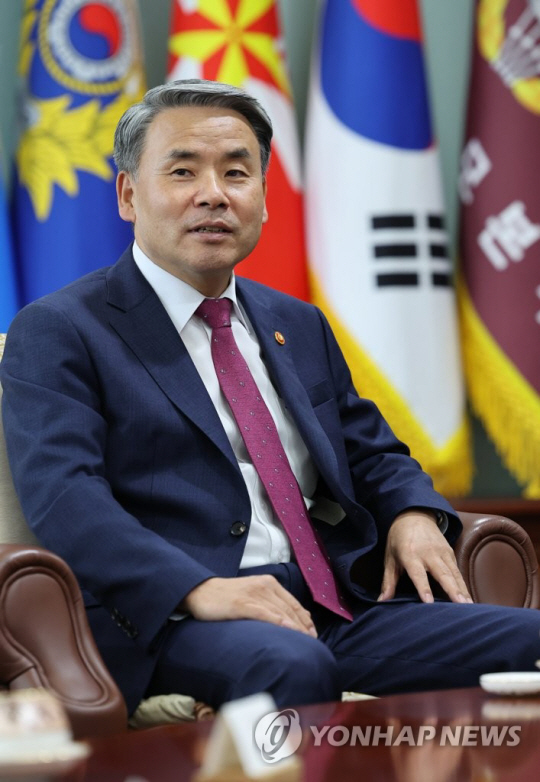 이종섭 장관이 14일 오후 서울 용산 국방부 집무실에서 인터뷰하고 있다. 연합뉴스