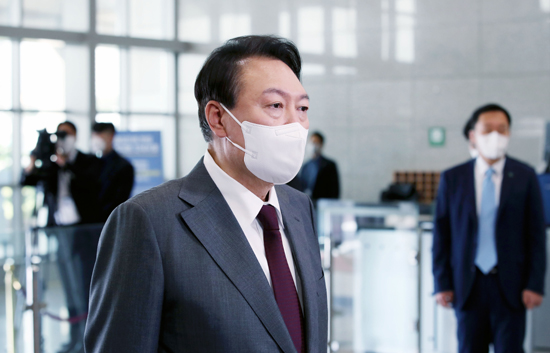 윤석열 대통령이 15일 오전 서울 용산 대통령실 청사로 출근하며 취재진 질문에 답하고 있다. 뉴시스