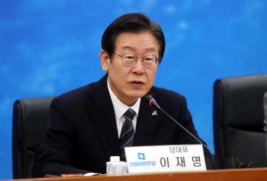 이재명 더불어민주당 대표가 16일 전북도청에서 열린 최고위원회 회의에서 모두발언을 하고 있다. 이 대표는 이 자리에서 윤석열 정부를 겨냥해 "국가균형발전 전략, 비전, 정책들이 사라지는 것 아닌가 생각이 들 정도로 관심을 찾기 어렵다"고 비판했다. 연합뉴스