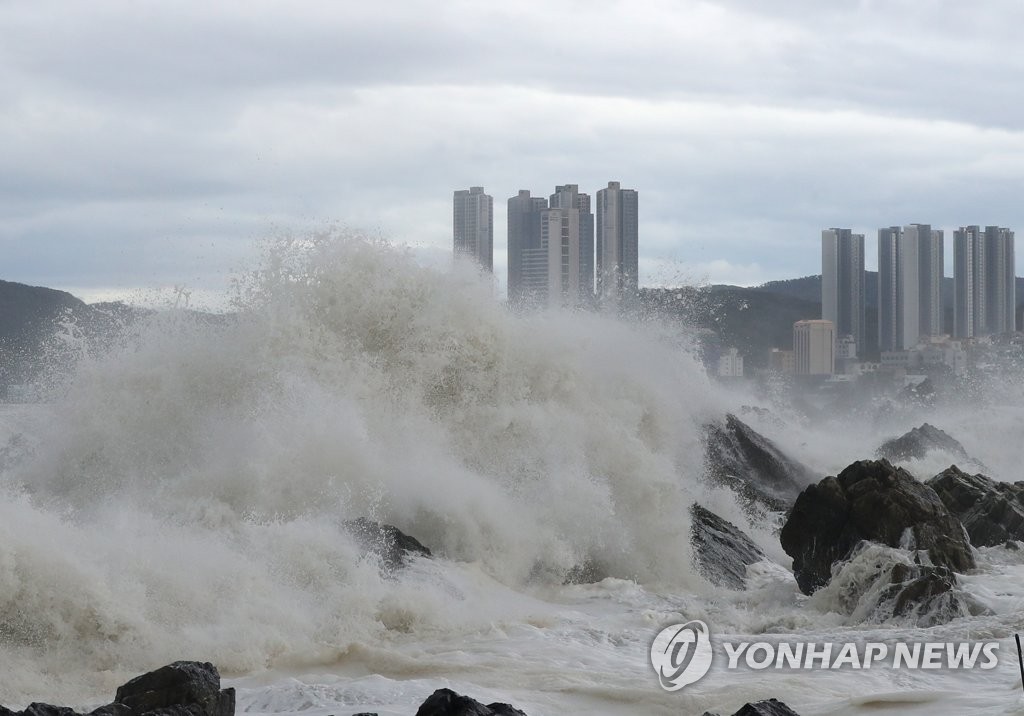 제11호 태풍 ‘힌남노’가 울산을 관통한 지난 6일 오전 울산시 북구 신명 앞바다에 거센 파도가 치고 있다. [연합뉴스 자료사진]