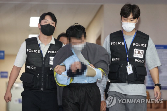 서울 지하철 2호선 신당역 여자 화장실에서 20대 여성 역무원을 살해한 전모(31)씨가 16일 오후 서울 중구 남대문경찰서에서 구속 전 피의자 심문(영장실질심사)를 받기 위해 호송차량으로 이동하고 있다. 연합뉴스