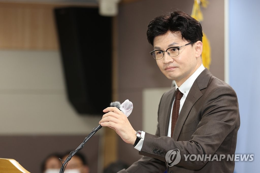 한동훈 법무부 장관이 15일 오후 정부과천청사 법무부에서 소아성기호증 아동성범죄자 치료감호 확대 추진 방안 발표를 준비하고 있다. 한 장관은 이날 브리핑에서 다음 달 출소하는 미성년자 연쇄 성폭행범 김근식에 대한 관리 방안도 발표했다. 2022.9.15