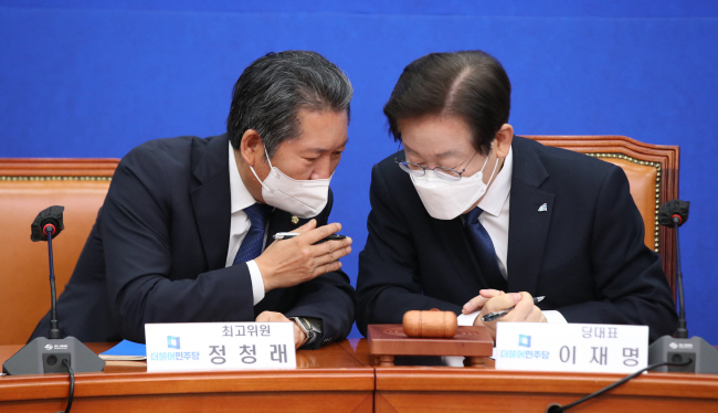 이재명(오른쪽) 더불어민주당 대표와 정청래 최고위원이 19일 오전 국회에서 열린 최고위원회의에서 대화를 나누고 있다.   국회사진기자단