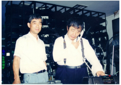 백남준(오른쪽)이 1994년 작품‘메가트론’ 제작 협의차 엔지니어 이정성(왼쪽) 씨 사무실을 방문해 기기를 점검하는 모습.   이정성 씨 제공