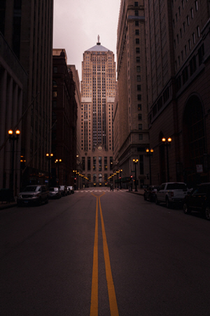 해 질 녘 도로 사이로 우뚝 선 시카고의 건물들.  게티이미지뱅크