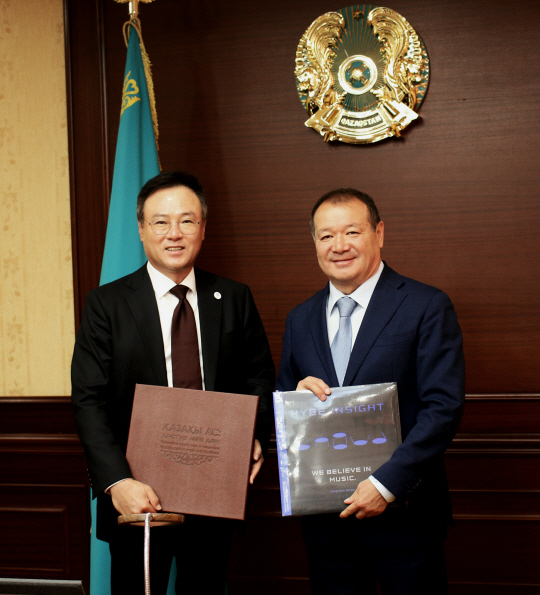 장동현(왼쪽) SK수펙스추구협의회 커뮤니케이션위원장 겸 SK㈜ 부회장이 지난 13일 카즈흐스탄 수도 누르술탄에서 카이르벡 우스켄바예프 산업인프라개발부 장관을 만나 2030 부산 엑스포 유치를 당부하고 양국 협력방안을 논의한 뒤 기념 사진을 촬영하고 있다. SK그룹 제공