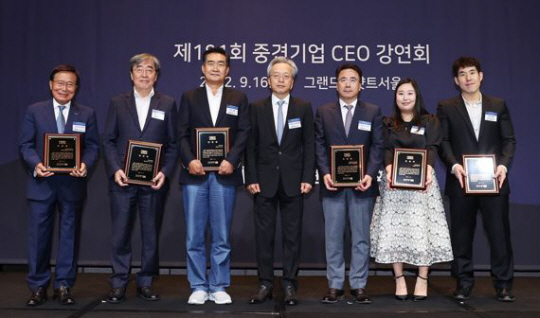 한국중견기업연합회는 지난 16일 서울 용산구 그랜드하얏트호텔에서 열린 중견기업 CEO 오찬 강연회에서 수석부회장 단 임명패 전달식을 가졌다. 왼쪽부터 구자관 삼구아이앤씨 책임대표사원, 박진선 샘표식품 사장, 유경선 유진그룹 회장, 최진식 중견련 회장, 김동석 주성엔지니어링 부사장(대참), 조경은 한국카본 상무(대참), 안수경 태경그룹 부장(대참). 중견련 제공