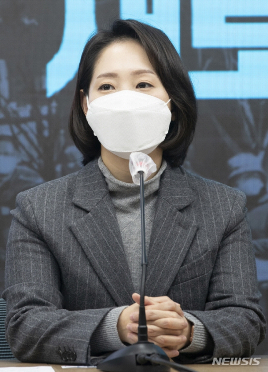 이재명 캠프 공동상임선대위원장으로 임명된 조동연 교수가 30일 서울 여의도 더불어민주당사에서 열린 이재명 캠프 공동상임선대위원장 인선 발표에서 인사말을 하고 있다.뉴시스