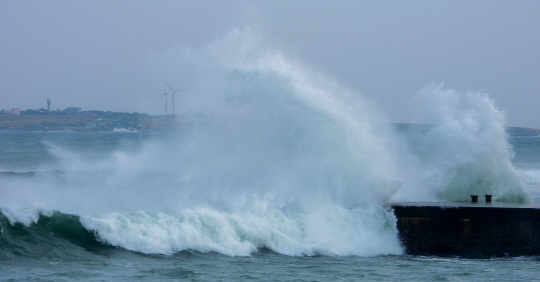 제14호 태풍 ‘난마돌’이 북상 중인 18일 오후 제주 서귀포시 대정읍 상모리 인근 해상에 큰 파도가 몰아치고 있다. 뉴시스