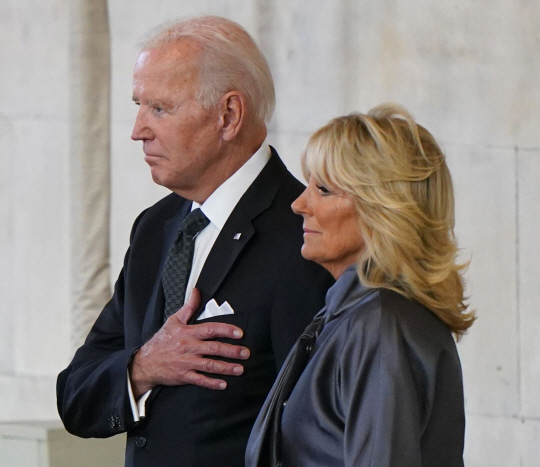 조 바이든 미국 대통령과 부인 질 바이든 여사가 18일(현지시간) 영국 런던의 웨스트민스터 홀에 안치된 엘리자베스 2세 영국 여왕의 관을 향해 조의를 표하고 있다. AFP·연합뉴스