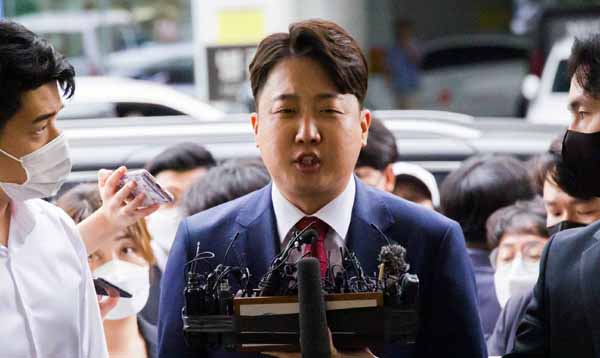 이준석 국민의힘 전 대표가 지난 14일 서울 양천구 서울남부지법원에서 열린 국민의힘 당헌 효력 정지 가처분 심문에 출석하며 질문에 답하고 있다. 뉴시스