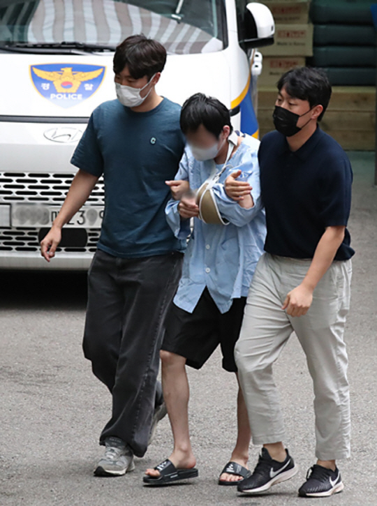 신당역 역무원 살인사건 피의자 30대 남성 A씨가 15일 오후 서울 중구 남대문경찰서로 호송돼 유치장으로 들어서고 있다. 뉴시스