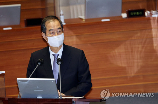 한덕수 국무총리가 19일 오후 국회에서 열린 본회의에서 더불어민주당 서영교 의원의 질문에 답하고 있다. 국회사진기자단