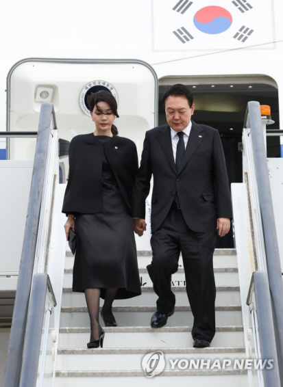 윤석열 대통령과 김건희 여사가 18일(현지시간) 영국 스탠스테드 국제공항에 도착해 공군1호기에서 내려오고 있다.연합