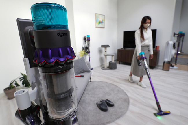 21일 오전 서울 성동구의 한 스튜디오에서 모델이 다이슨의 무선청소기 신제품 ‘다이슨 Gen5 디텍트™(Dyson Gen5 Detect™)’를 시연하고 있다. 뉴시스