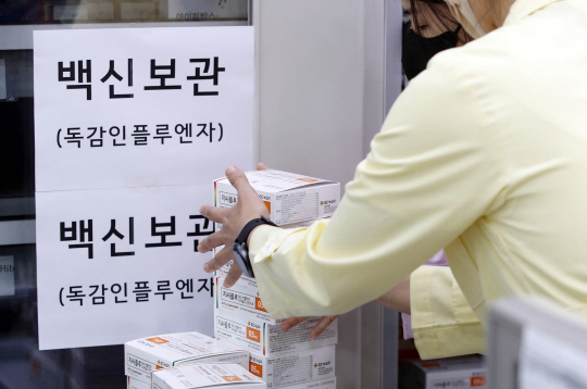 독감(인플루엔자) 무료 예방접종 시작 하루 전날인 20일 오후 광주 북구보건소 접종실에서 감염병예방팀 직원들이 관내 의료기관에 추가 공급할 백신의 수량을 확인하고 있다. 광주 북구 제공