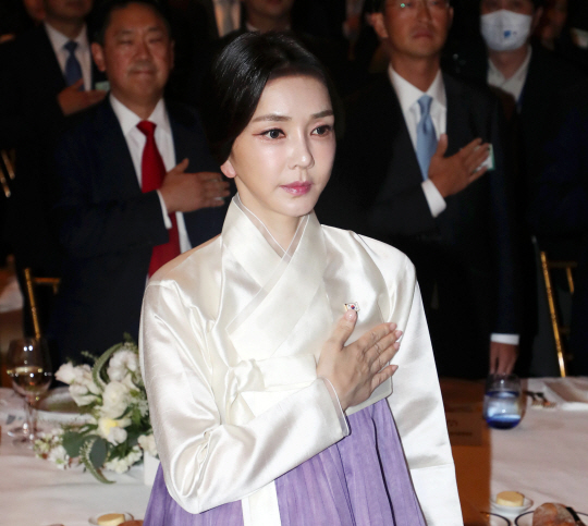 20일(현지시간) 김건희 여사가 윤석열 대통령과 함께 미국 뉴욕 시내 한 연회장에서 열린 동포간담회에서 참석해 국기에 경례를 하고 있다. 뉴시스