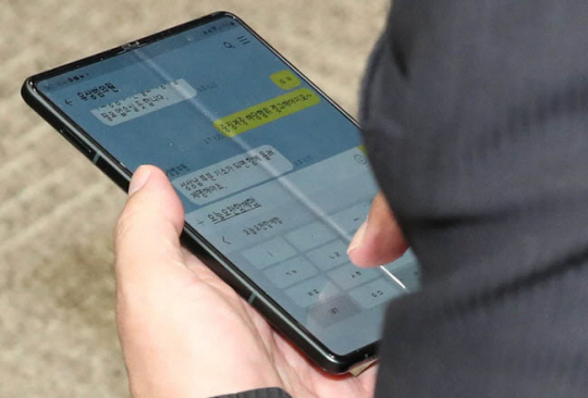 정진석 국민의힘 비상대책위원장이 유상범 의원과 이준석 전 대표의 징계 건에 대해 문자를 주고 받는 모습. 정 위원장은 이 문자 대화가 지난달 13일 오간 것이라고 밝혔다. 언론엔 이 대화가 19일 오전 국회에서 열린 원내대표 선출을 위한 국민의힘 의원총회에서 이뤄졌다고 보도됐다. 국회사진기자단