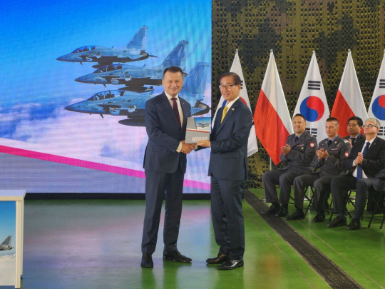 K-방산이 수출 대박을 터뜨리는 가운데 수출활성화와 방산업계· ADD  상생을 위해 기술료 요율 등 제도 개편을 통한  합리적 대안 마련이 필요한 것으로 지적된다. 사진은 지난 16일 폴란드 민스크 공군기지에서 진행된 한국항공우주산업(KAI)의 FA-50 경공격기 48대 수출 계약행사 때 악수하는 마리우시 브와슈차크(왼쪽) 폴란드 부총리 겸 국방장관과 강구영(오른쪽) KAI 사장. KAI 제공