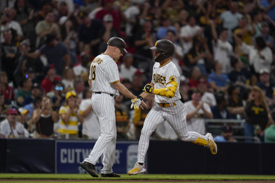 샌디에이고 파드리스의 김하성이 21일 오전(한국시간) 미국 캘리포니아주 샌디에이고 펫코파크에서 열린 MLB 세인트루이스 카디널스와 홈 경기에서 4회 말 홈런포를 가동한 뒤 3루 베이스에서 주루 코치와 하이파이브를 나누고 있다.AP뉴시스