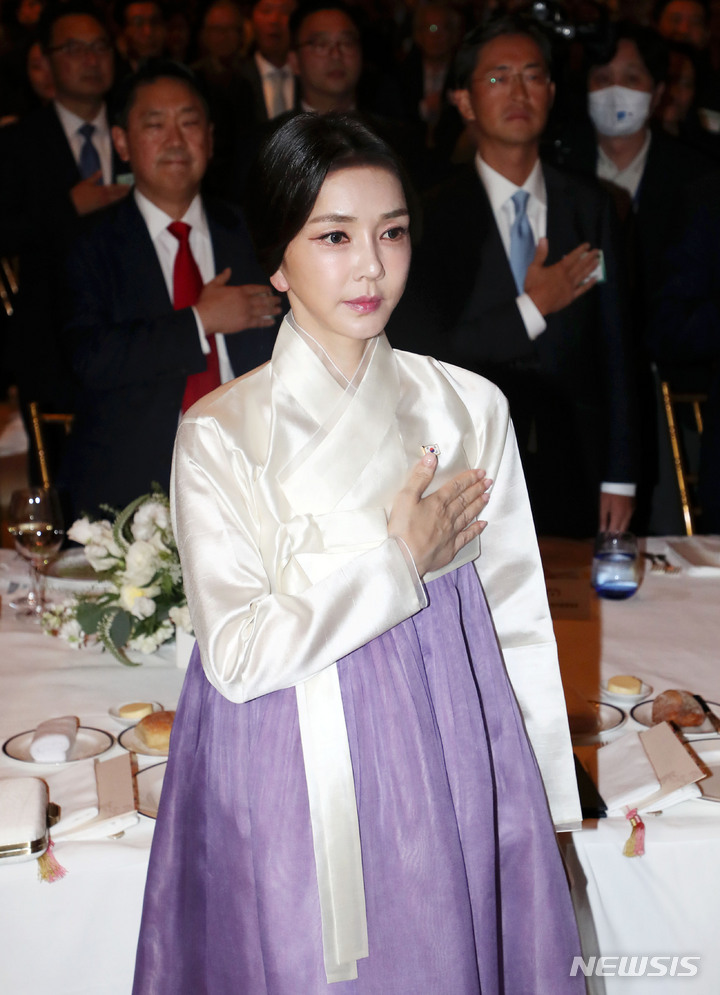 [뉴욕=뉴시스] 윤석열 대통령 부인 김건희 여사가 20일(현지시간) 뉴욕 시내 한 연회장에서 열린 뉴욕 동포 간담회에서 국기에 대한 경례를 하고 있다. 2022.09.21.