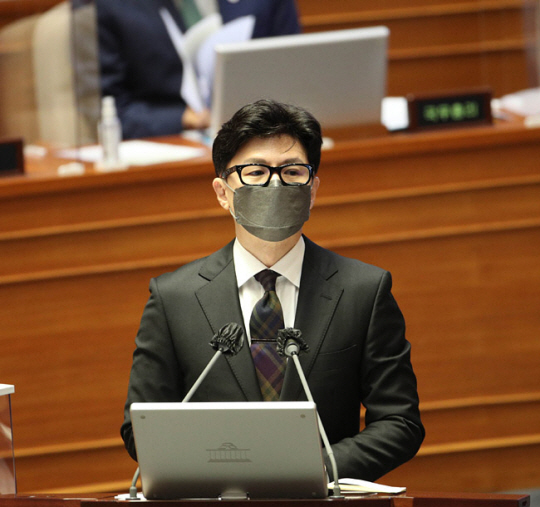 한동훈 법무부 장관이 22일 오후 국회 본회의장에서 열린 교육·사회·문화 대정부질문에서 질문을 듣고 있다. 연합뉴스