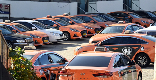 20일 오전 서울 강서구 방화동의 한 택시회사에 운행을 멈춘 택시들이 줄지어 주차돼 있다. 신창섭 기자