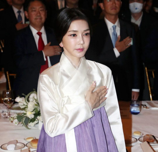 김건희 여사가 지난 20일 미국 뉴욕 시내 한 연회장에서 열린 동포간담회에서 참석해 국기에 경례를 하고 있다. 뉴시스