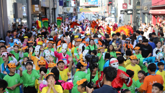 ‘안동국제탈춤페스티벌’ 참가자들이 탈을 쓰고 경북 안동시 내 거리에서 축제를 즐기고 있다. 안동시청 제공