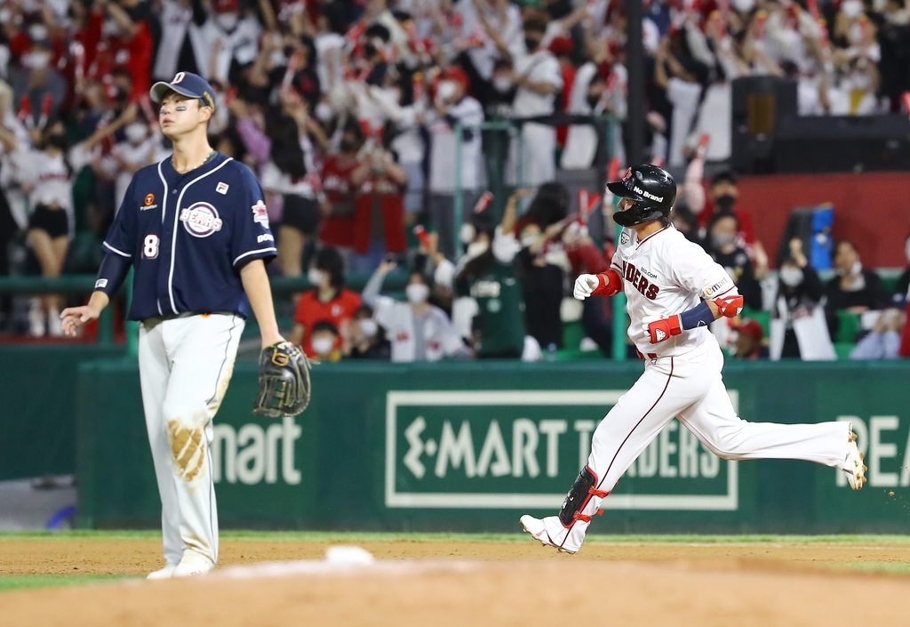 쐐기 투런 홈런을 치고 1루를 도는 SSG 해결사 최정[SSG 랜더스 제공. 재판매 및 DB 금지]