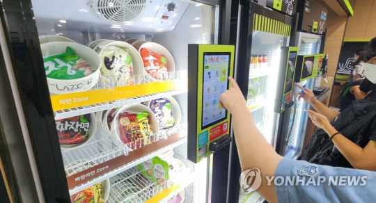 서울대학교 관악캠퍼스 학생회관에 새로 문을 연 무인간편식 코너에서 학생들이 밀키트를 고르고 있다. 연합뉴스